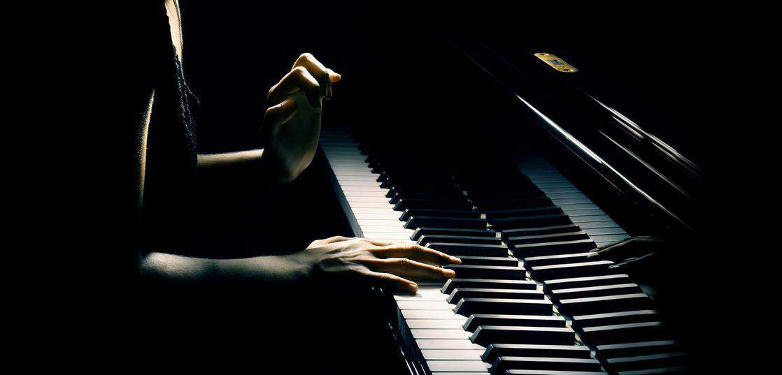 暗闇の中のピアニスト