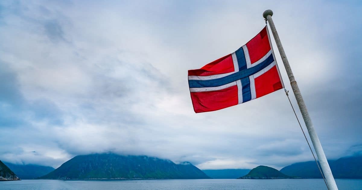 ノルウェー国旗と自然